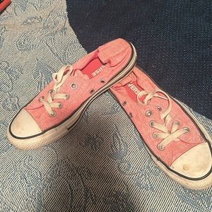 Converse light pink shoelaces are short ones